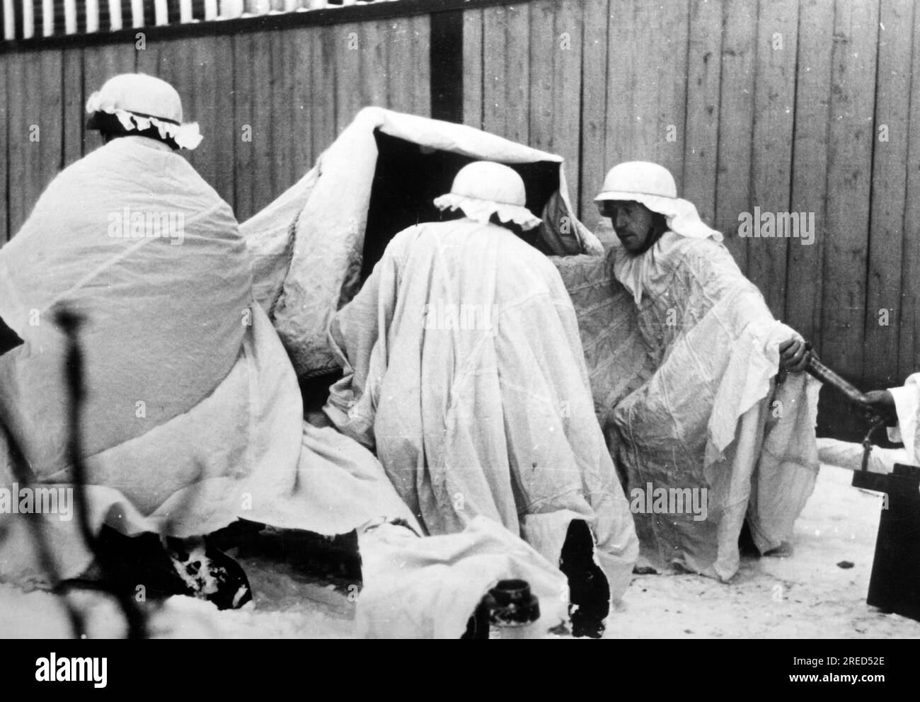 Des soldats de la Waffen-SS coupent des capes sur le parachute d'un pilote russe. Photo : Raudie [traduction automatique] Banque D'Images