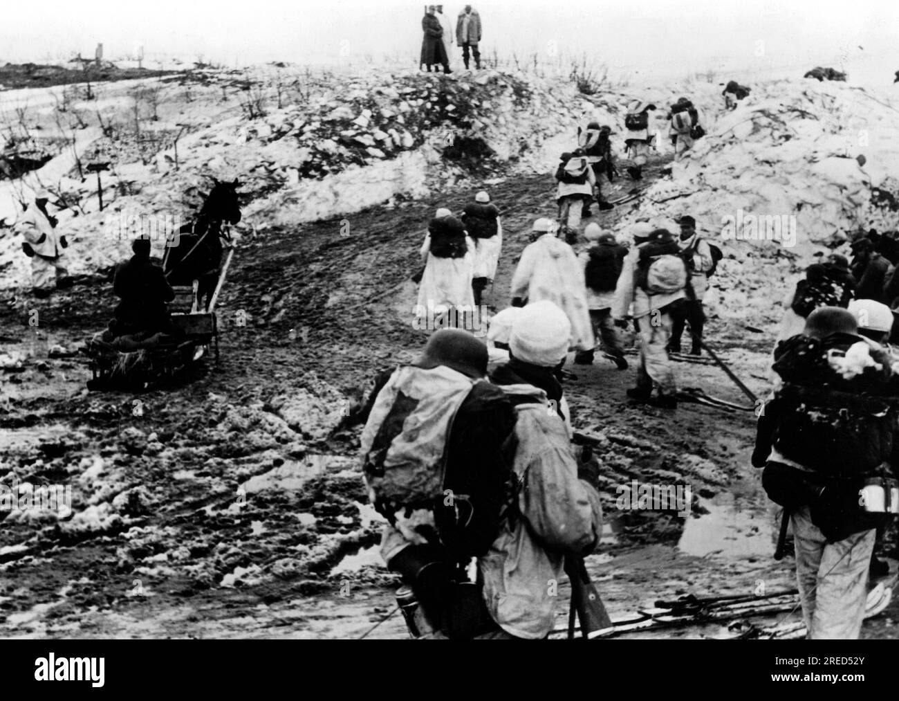 Les troupes de montagne d'une unité Würtemberg marchent vers les positions russes, probablement dans la section sud du front de l'est. Photo : Wulf. [traduction automatique] Banque D'Images