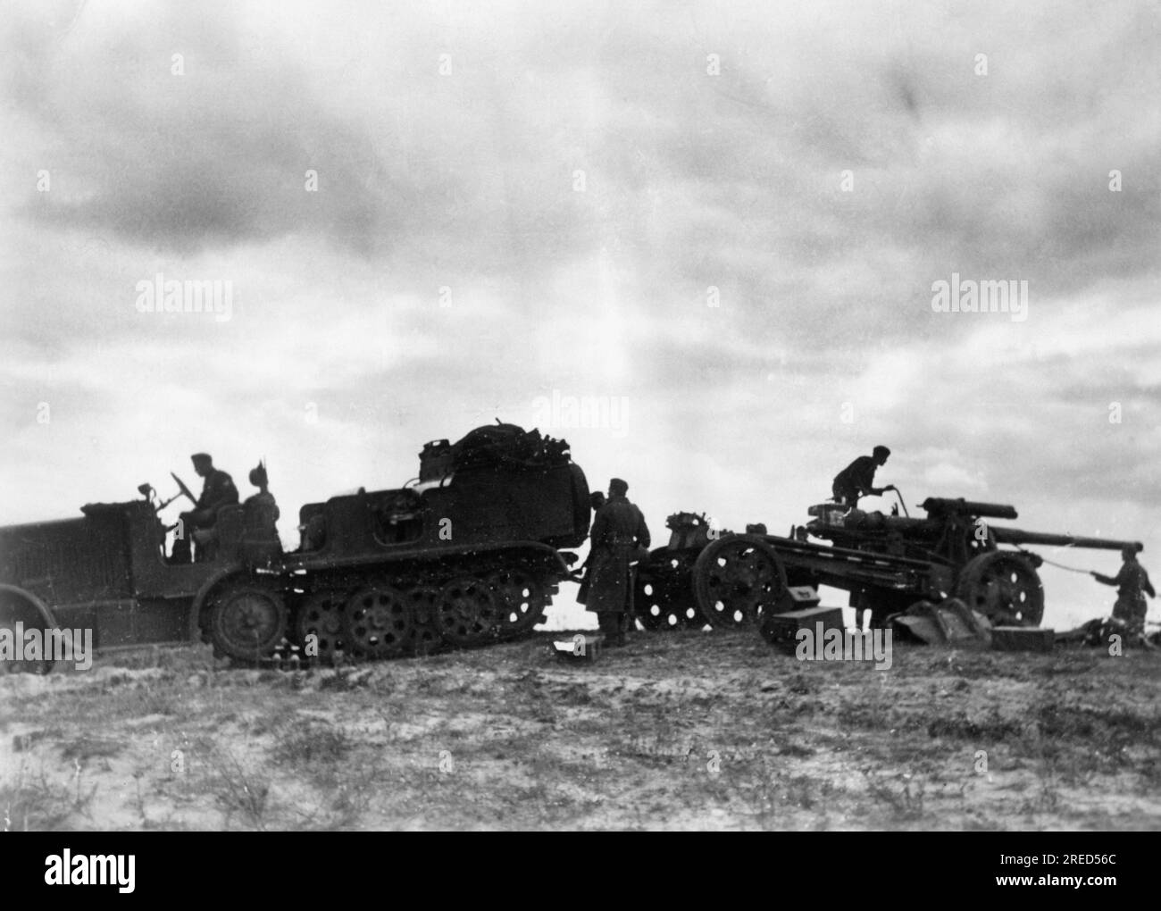 Batterie allemande avec un obusier de champ de 15cm 18 près de Pyorosyazlav au sud-est de Kiev, Ukraine. Photo : Harschnig. [traduction automatique] Banque D'Images