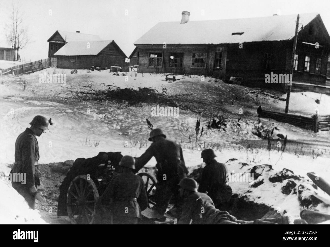 Soldats à un canon d'infanterie en position sur le front de l'est. [traduction automatique] Banque D'Images