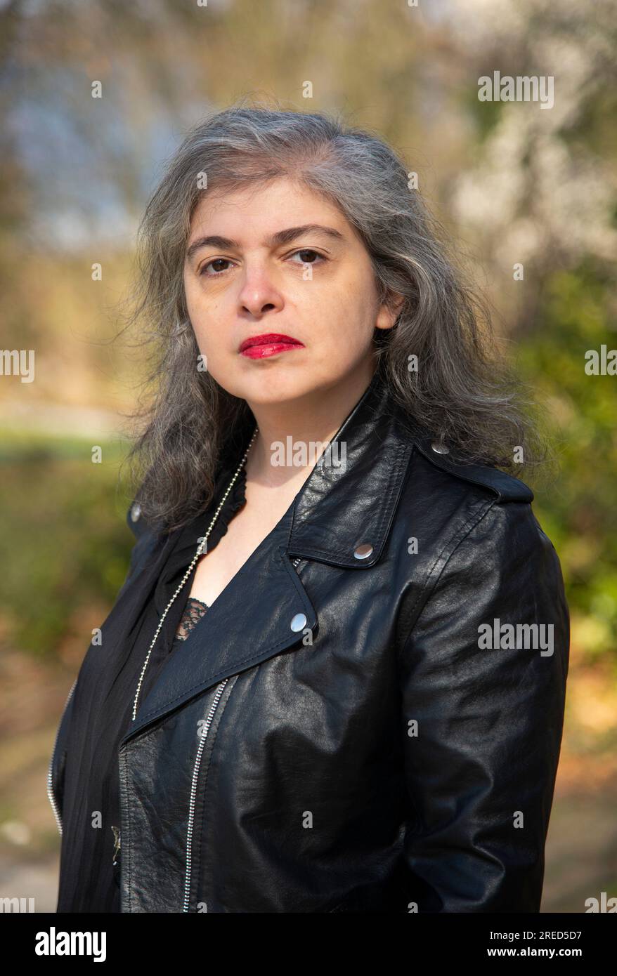 ' Berlin, 21.03.2022 : Portrait Mariana Enriquez, née en 1973 à Buenos Aires, auteure et écrivaine. En 2021, elle a été présélectionnée pour l'International Booker Prize. Ses œuvres ont remporté de nombreux prix et ont été traduites dans de nombreuses langues. Pour ''notre part de la nuit'', elle a reçu le Premio Herralde, le plus important prix de littérature hispanophone, en 2019 , Berlin, le 21.03.2022 : Portrait Mariana Enriquez, née en 1973 à Buenos Aires, auteure et écrivaine. En 2021, elle a été présélectionnée pour l'International Booker Prize. Ses œuvres ont remporté de nombreux prix et ont été traduites en plusieurs Banque D'Images