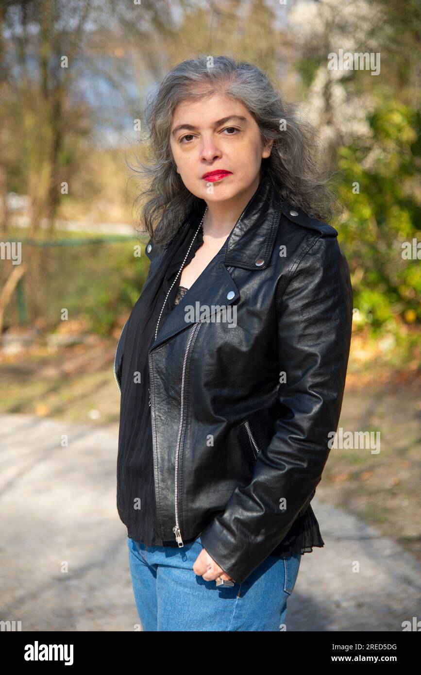 ' Berlin, 21.03.2022 : Portrait Mariana Enriquez, née en 1973 à Buenos Aires, auteure et écrivaine. En 2021, elle a été présélectionnée pour l'International Booker Prize. Ses œuvres ont remporté de nombreux prix et ont été traduites dans de nombreuses langues. Pour ''notre part de la nuit'' elle a reçu le Premio Herralde, le prix le plus important pour la littérature hispanophone, en 2019' Banque D'Images