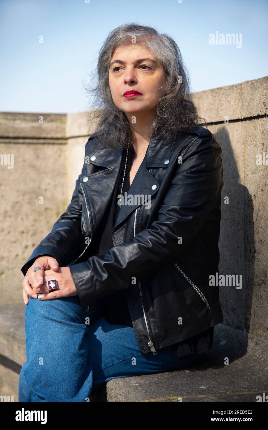 ' Berlin, 21.03.2022 : Portrait Mariana Enriquez, née en 1973 à Buenos Aires, auteure et écrivaine. En 2021, elle a été présélectionnée pour l'International Booker Prize. Ses œuvres ont remporté de nombreux prix et ont été traduites dans de nombreuses langues. Pour ''notre part de la nuit'' elle a reçu le Premio Herralde, le prix le plus important pour la littérature hispanophone, en 2019' Banque D'Images