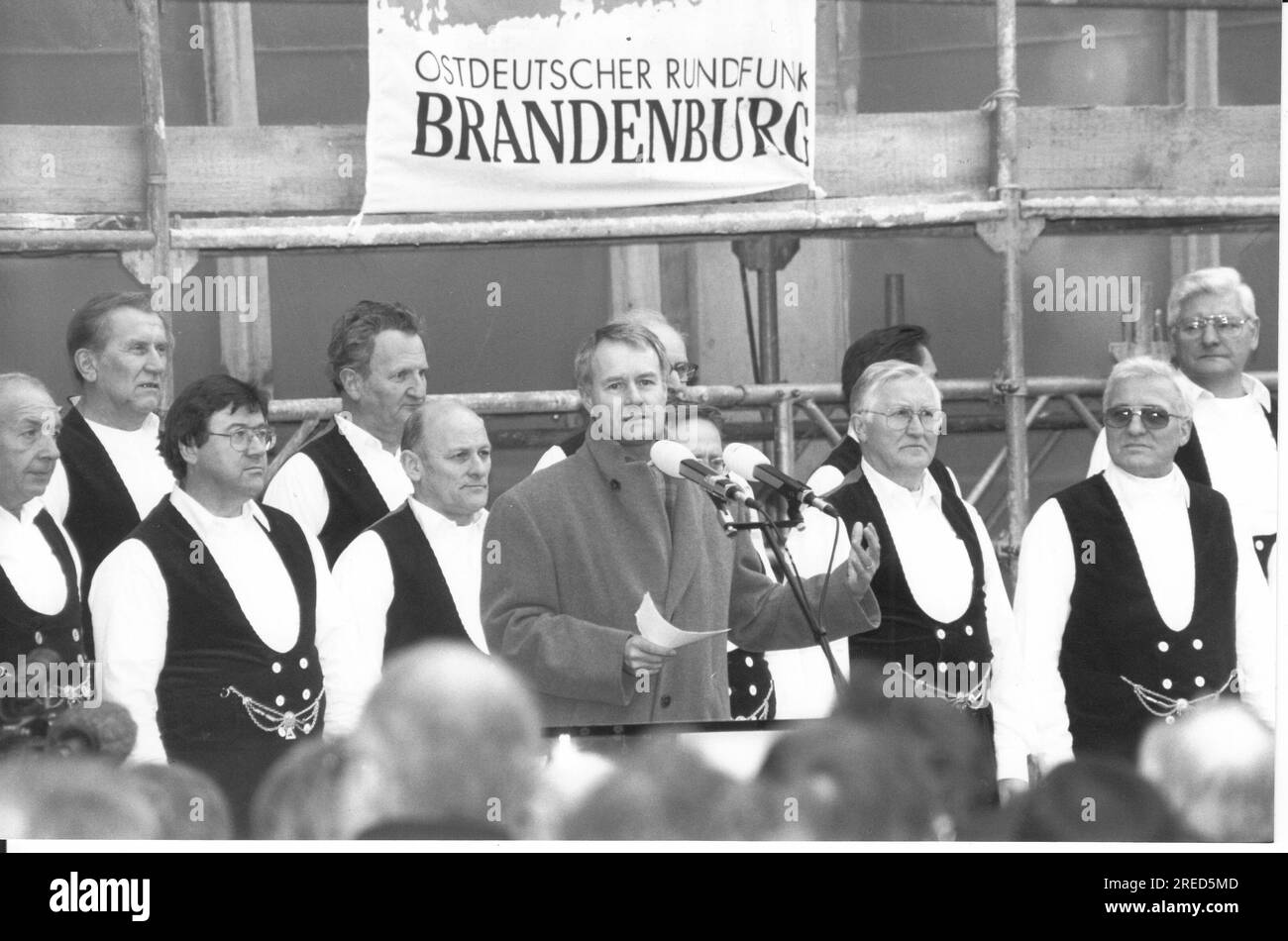 Le directeur général de l'ORB, Hanjürgen Rosenbauer (au centre), lors de la cérémonie de clôture du nouveau centre de télévision de l'Ostdeutscher Rundfunk sur l'ancien site de Defa à Babelsberg. À l'avenir, 220 employés y travailleront sur 15 000 mètres carrés de surface au sol. Travaux de construction. Nouveau bâtiment. Diffusion. Transmetteur. Film. Télévision. Ville des médias. Emplacement du support. Parc de films. Photo : MAZ/Rainer Plagemann, 20.12.1995 [traduction automatique] Banque D'Images
