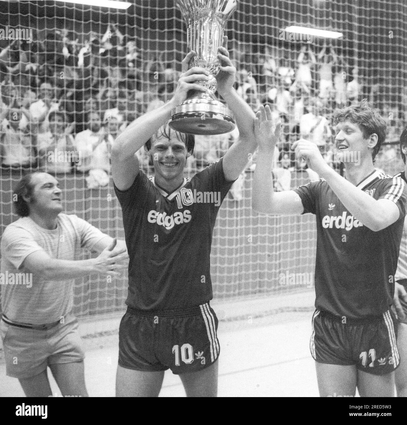 Handball intérieur VFL Gummersbach - TV Großwallstadt finale de la coupe d'Allemagne 05.06.1985 f.lks. Erik Veje Rasmussen avec coupe à côté de lui Salowski (les deux VFL). A gauche un ventilateur [traduction automatique] Banque D'Images