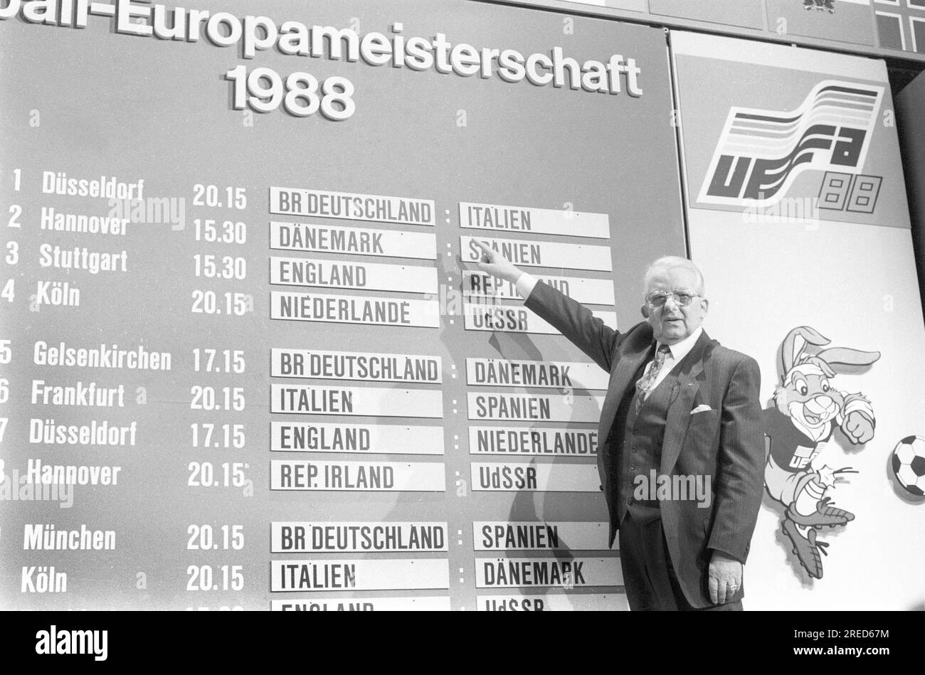 Championnat d'Europe 1988 en Allemagne. Tirage au sort pour la finale à Düsseldorf 12.02.1988 . Le président de DFB Hermann Neuberger devant le tableau de tirage avec les appariements de match. [traduction automatique] Banque D'Images