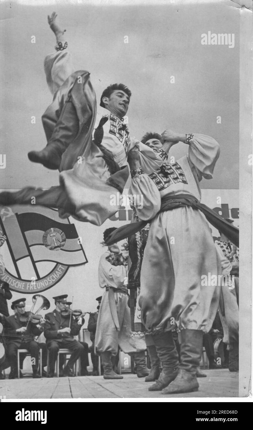 Potsdam accueille des événements culturels et sociaux organisés par la Société pour l'amitié germano-soviétique (DSF). 130 artistes de l'ensemble central de danse et de chant des forces armées soviétiques stationnées sur la scène de l'Orangerie. Photo : MAZ/Wolfgang Mallwitz, 03.06.1967 [traduction automatique] Banque D'Images