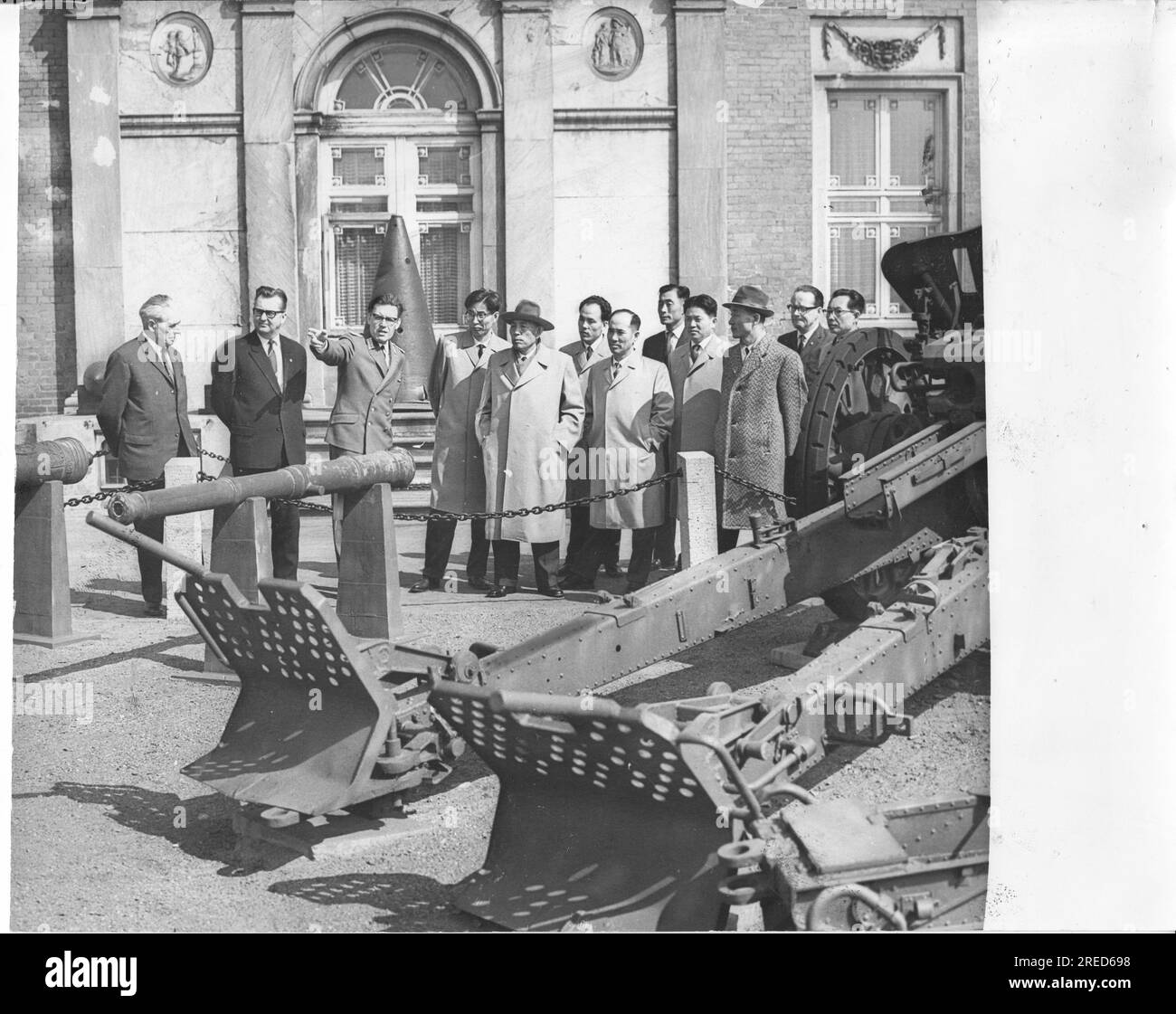 Lors du VIIe Congrès du SED à Berlin, la Delgation coréenne (Parti du travail) visite le Musée de l'Armée dans le Palais de marbre de Potsdam. Photo : MAZ/ Manfred Haseloff, 15.04.1967 [traduction automatique] Banque D'Images