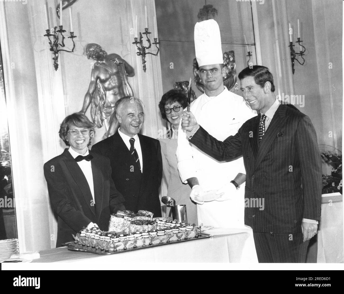 L'héritier britannique du trône, le prince Charles, visite Potsdam pour son 47e anniversaire - 14.11.1995.réception au Palais de Sanssouci. Charles avec un lève-gâteau pour couper son gâteau d'anniversaire. (Armoiries galloises). Visites d'État. Pays étrangers. Relations extérieures. Photo : MAZ/ Christel Köster, 14.11.1995 [traduction automatique] Banque D'Images