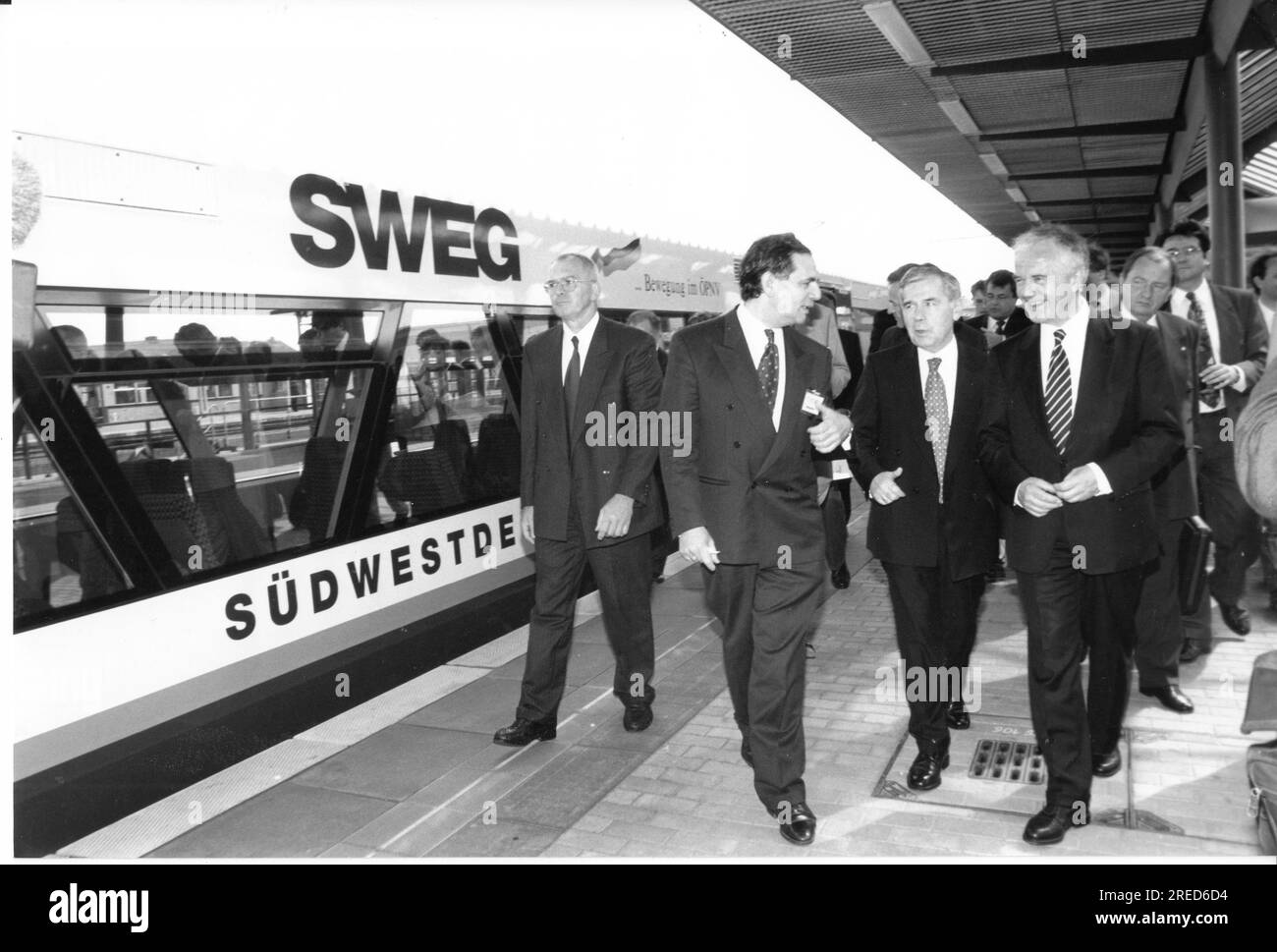 Gyula Horn, Premier ministre hongrois en visite en Allemagne. Ici, lors de l'inspection de la navette Regio RS 1 de Hennigsdorf ABB Daimler-Benz Adtranz à la gare de la ville.Manfred Stolpe (à droite), Gyula Horn (M.), Adtranz PDG Rolf Eckrodt (à gauche). Entraînez-vous. Entraînez-vous. Visite à l'étranger. Relations extérieures. Photo : MAZ/Christel Köster 14.05.1997 [traduction automatique] Banque D'Images