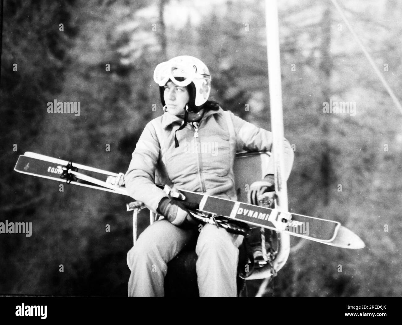 Rosi Mittermaier dans le télésiège avec son équipement de ski à Bad Gastein. [traduction automatique] Banque D'Images