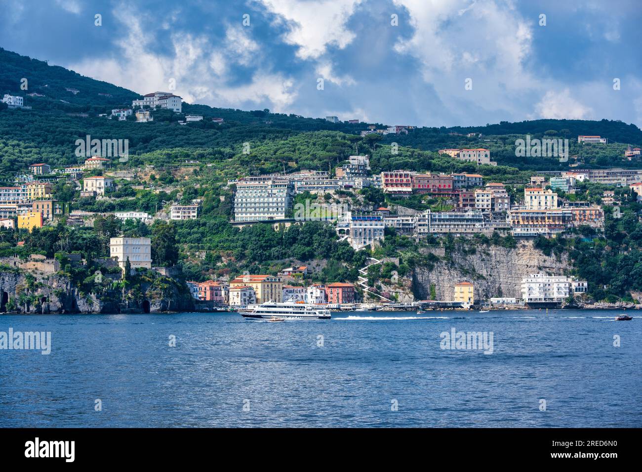 La ville côtière de Sorrente sur la péninsule de Sorrente surplombant la baie de Naples dans la région Campanie du sud-ouest de l'Italie Banque D'Images