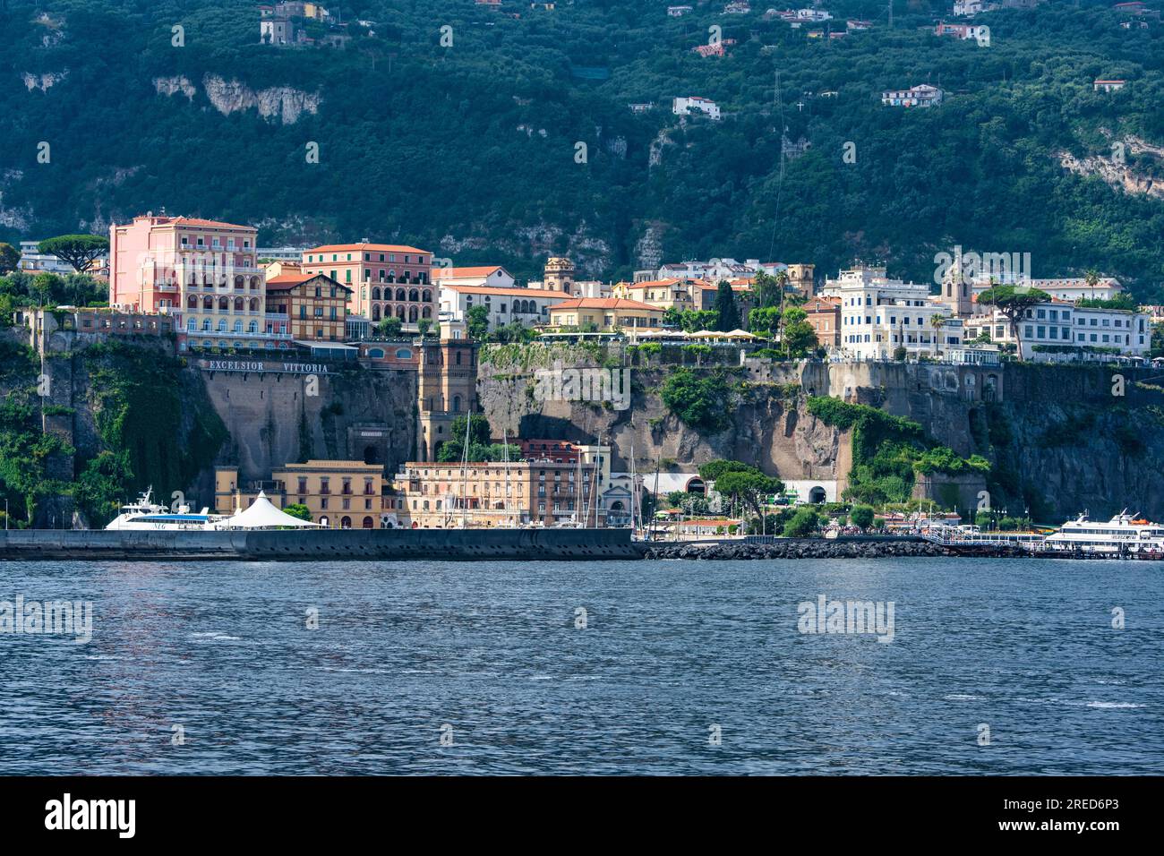 Port de Sorrente (Marina Piccola), avec la ville de Sorrente sur les falaises au-dessus, sur la baie de Naples dans la région Campanie du sud-ouest de l'Italie Banque D'Images