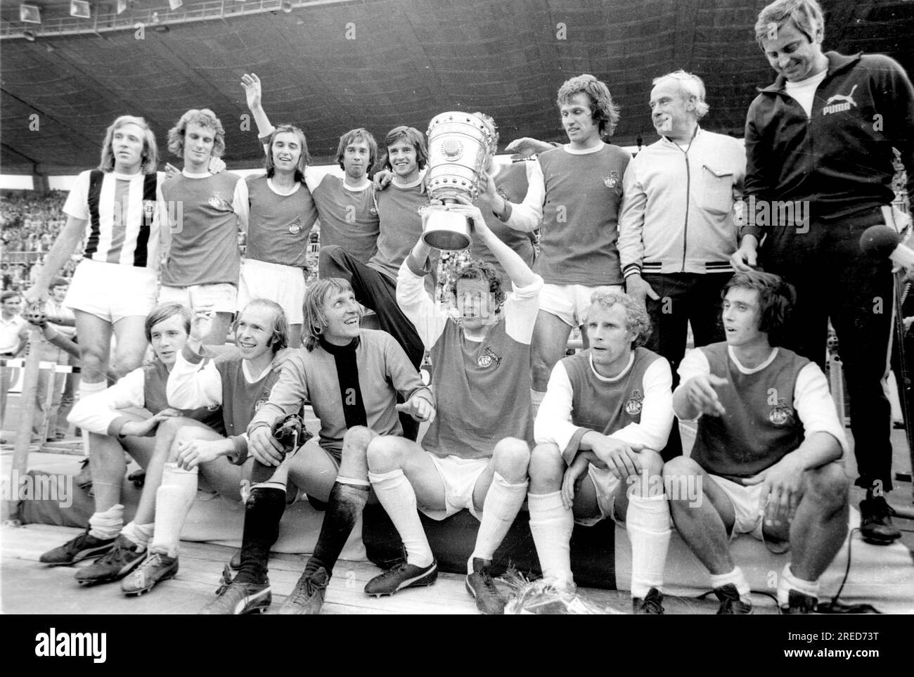 Finale de la coupe DFB 1973 : Borussia Mönchengladbach - 1. FC Köln 2:1 / vainqueur de coupe Borussia Moenchengladbach avec debout de gauche à droite : Günter Netzer, Rainer Bonhof, Dietmar Danner, Uli Stielike, Christian Kulik , Klaus-Dieter Sieloff (caché), Jupp Heynckes, entraîneur Hennes Weisweiler, assistant Karl-Heinz Drygalsky. Assis de gauche à droite : Henning Jensen, Bernd Rupp, gardien Wolfgang Kleff, Herbert -Hacki- Wimmer, Berti Vogts et Heinz Michallik. [traduction automatique] Banque D'Images