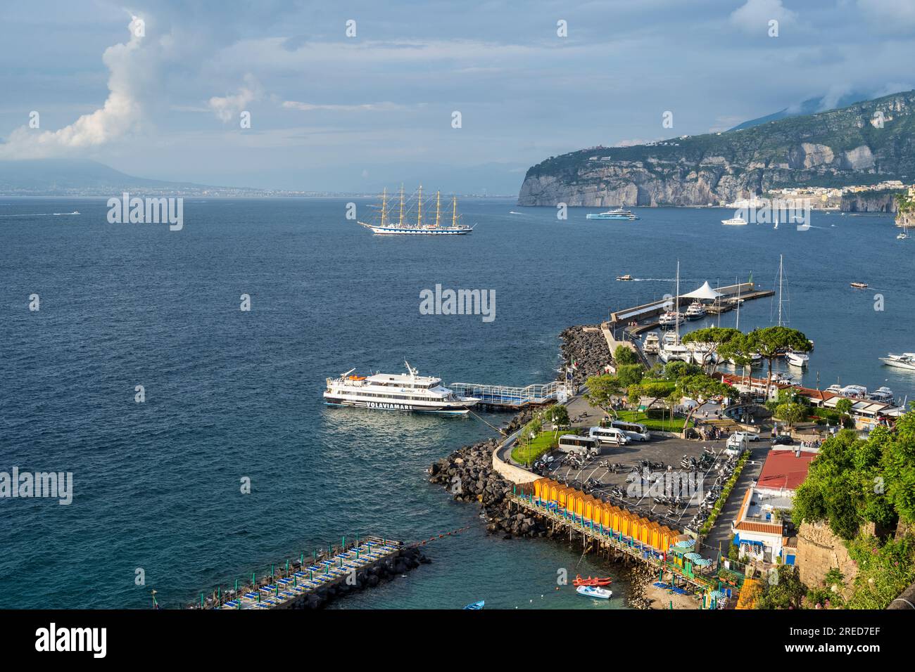 Vue vers le bas sur le port de Sorrente et la baie de Naples depuis le point de vue du jardin Villa Comunale à Sorrente dans la région Campanie du sud-ouest de l'Italie Banque D'Images