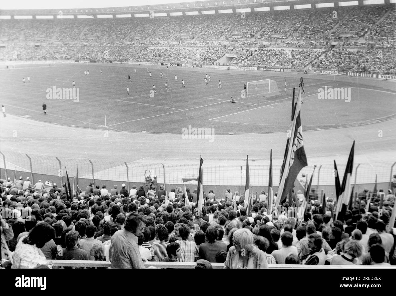 Finale de la coupe DFB 1973 : Borussia Mönchengladbach - 1. FC Köln 2:1 / stade emballé à l'avant-match [traduction automatique] Banque D'Images