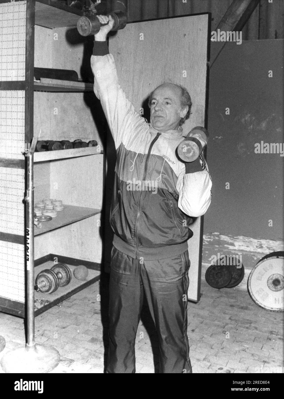 Entraîneur Dettmar Cramer (Bayer 04 Leverkusen) pendant l'entraînement aux haltères 15.01.1985 (estimation). [traduction automatique] Banque D'Images