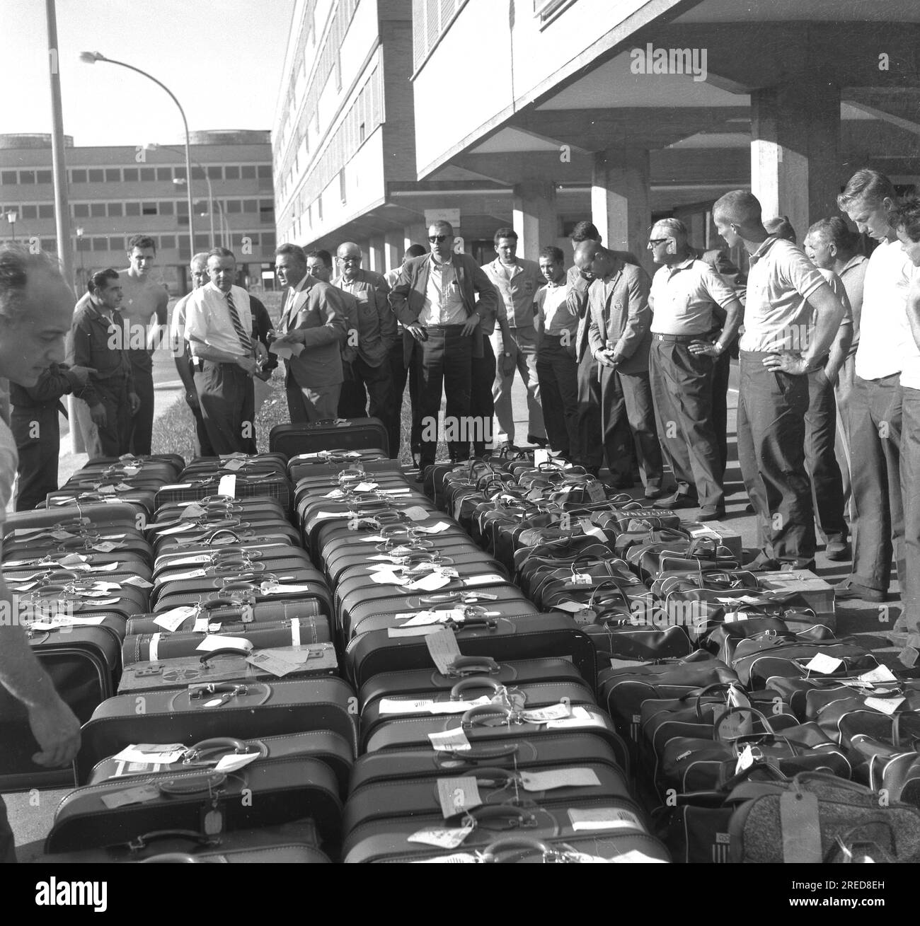 Jeux Olympiques 1960 à Rome. Athlètes dans le village olympique. REC