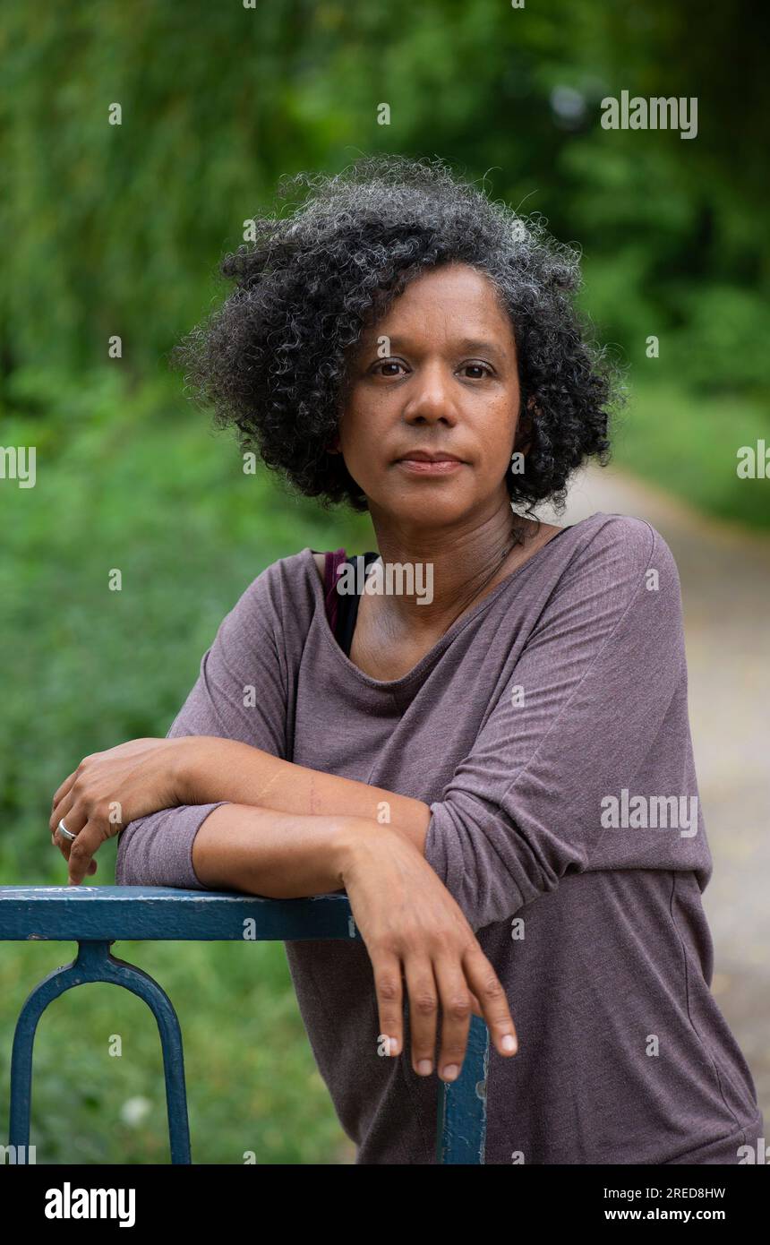 ' Berlin DEU, 23.05.2023 : Portrait Elisabeth Wellershaus, née en 1974 à Hambourg. A travaillé comme auteur, journaliste et traducteur pour divers médias imprimés et en ligne de langue allemande depuis 2004. Rédactrice du magazine d'art ''Contemporary“ et nominée pour le non-Fiction Book Award 2023 elle vit avec sa famille à Berlin ' Banque D'Images