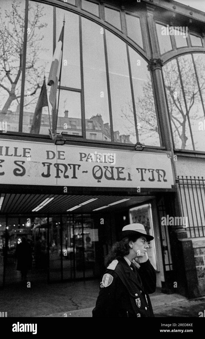 France, Paris, 22.03.1990, femme de chambre devant la halle du marché sur le boulevard de Magenta (à la gare Nord), [traduction automatique] Banque D'Images