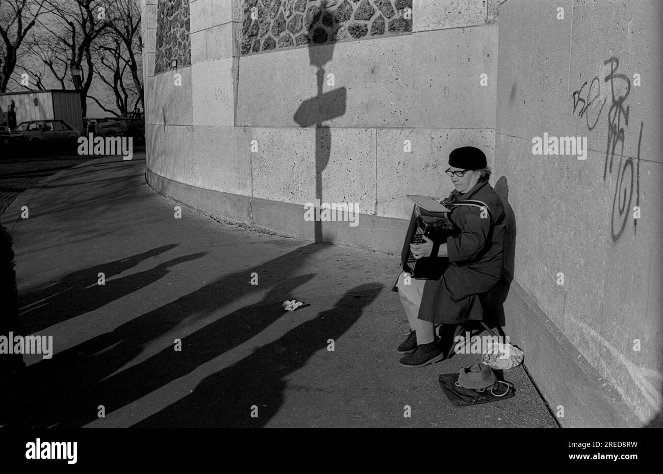 France, Paris, 25.03.1990, musicien au mur de l'église Sacré - Cœr, [traduction automatique] Banque D'Images