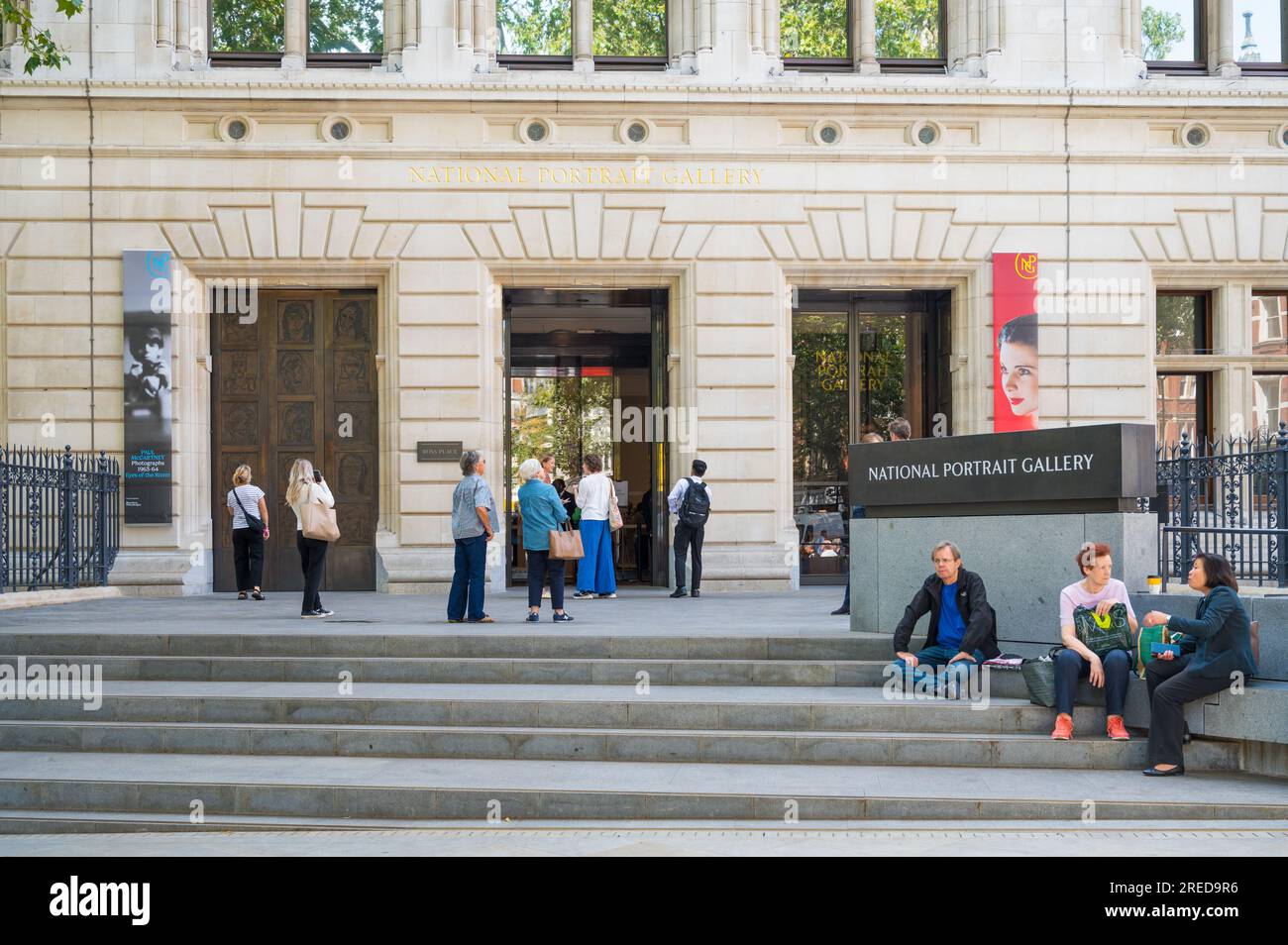 Personnes à l'entrée de la National Portrait Gallery récemment rénovée. Londres, Angleterre, Royaume-Uni Banque D'Images