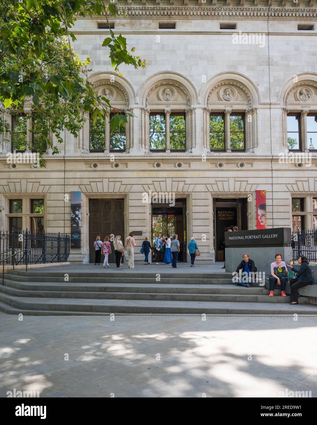 Personnes à l'entrée de la National Portrait Gallery récemment rénovée. Londres, Angleterre, Royaume-Uni Banque D'Images