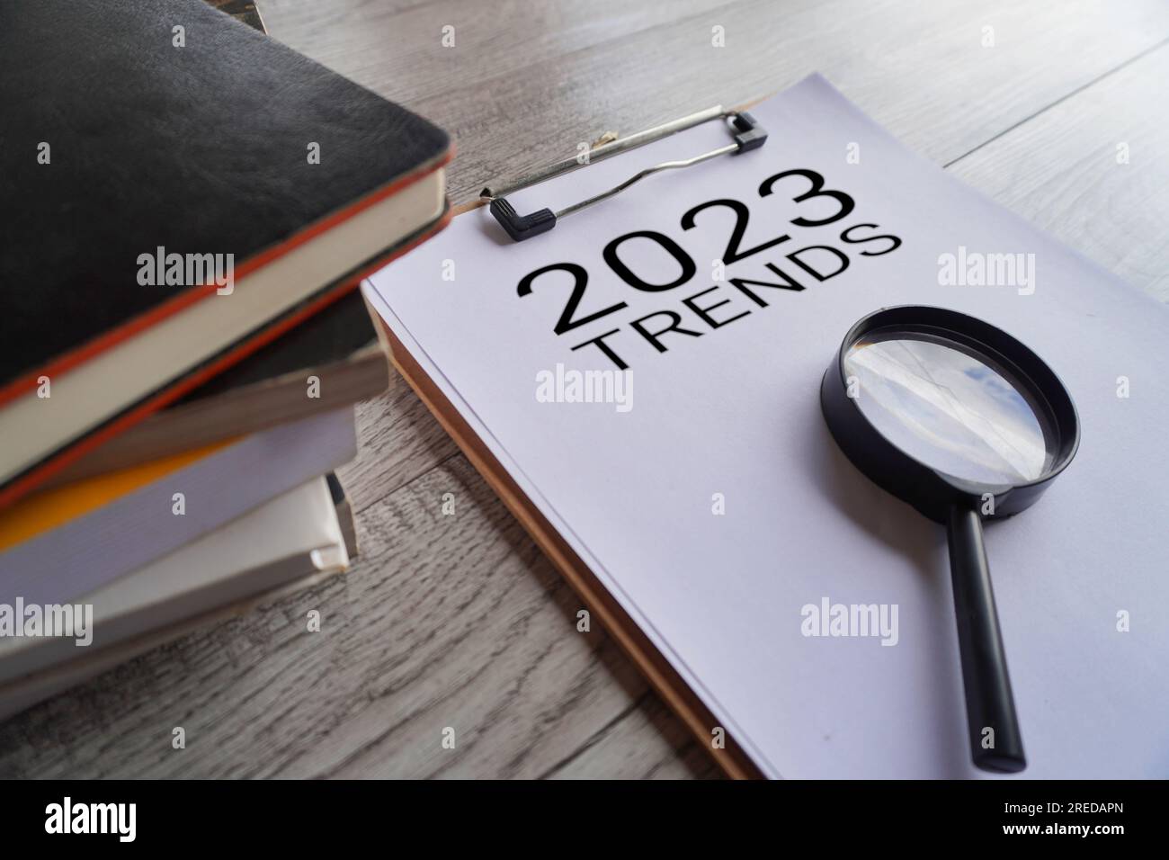 Loupe et texte 2023 TENDANCES sur presse-papiers. Banque D'Images