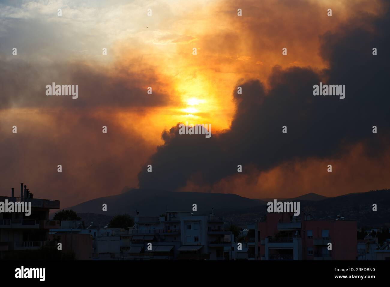 Feu près de la ville, énorme nuage de fumée de feu au coucher du soleil, Volos, Grèce, 26 juillet 2023 Banque D'Images