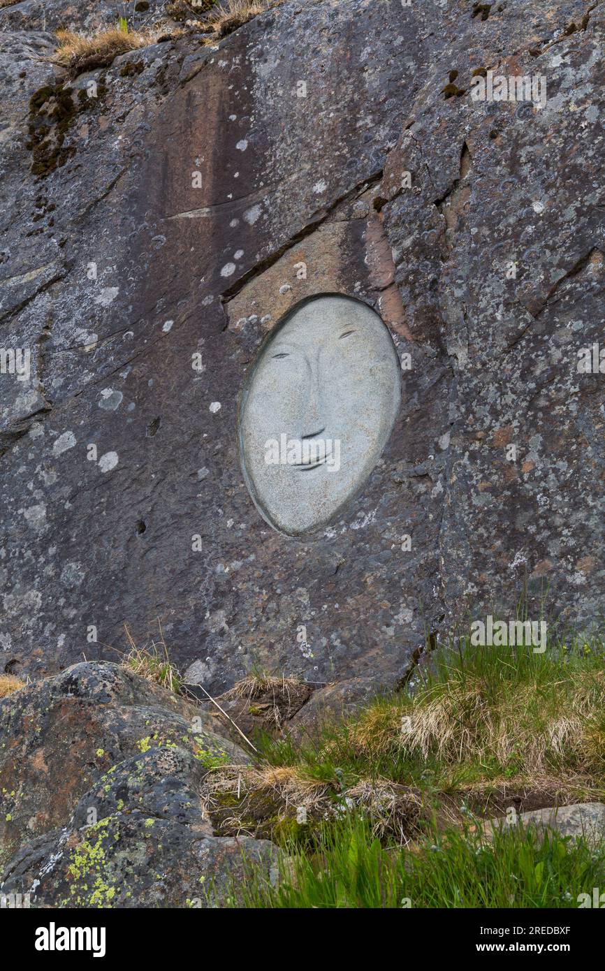 Face, Rock art sculptures, dans le cadre du projet Stone & Man de l'artiste local aka Høegh à Qaqortoq, Groenland en juillet Banque D'Images