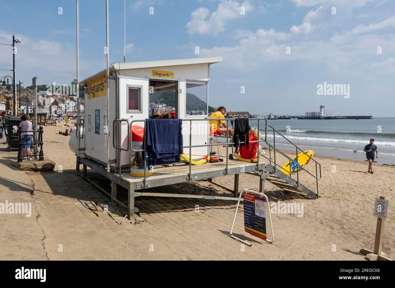 RNLI station des sauveteurs sur la plage en été South Bay Scarborough North Yorkshire Angleterre Royaume-Uni GB Grande-Bretagne Banque D'Images