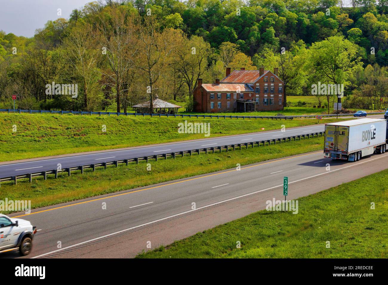 Seven Mile gorge, Virginie, États-Unis - 2 mai 2022 : récemment vendu à une société d'arrêt de camion qui met dans un nouvel arrêt de camion de sorte le sort de l'historique Banque D'Images