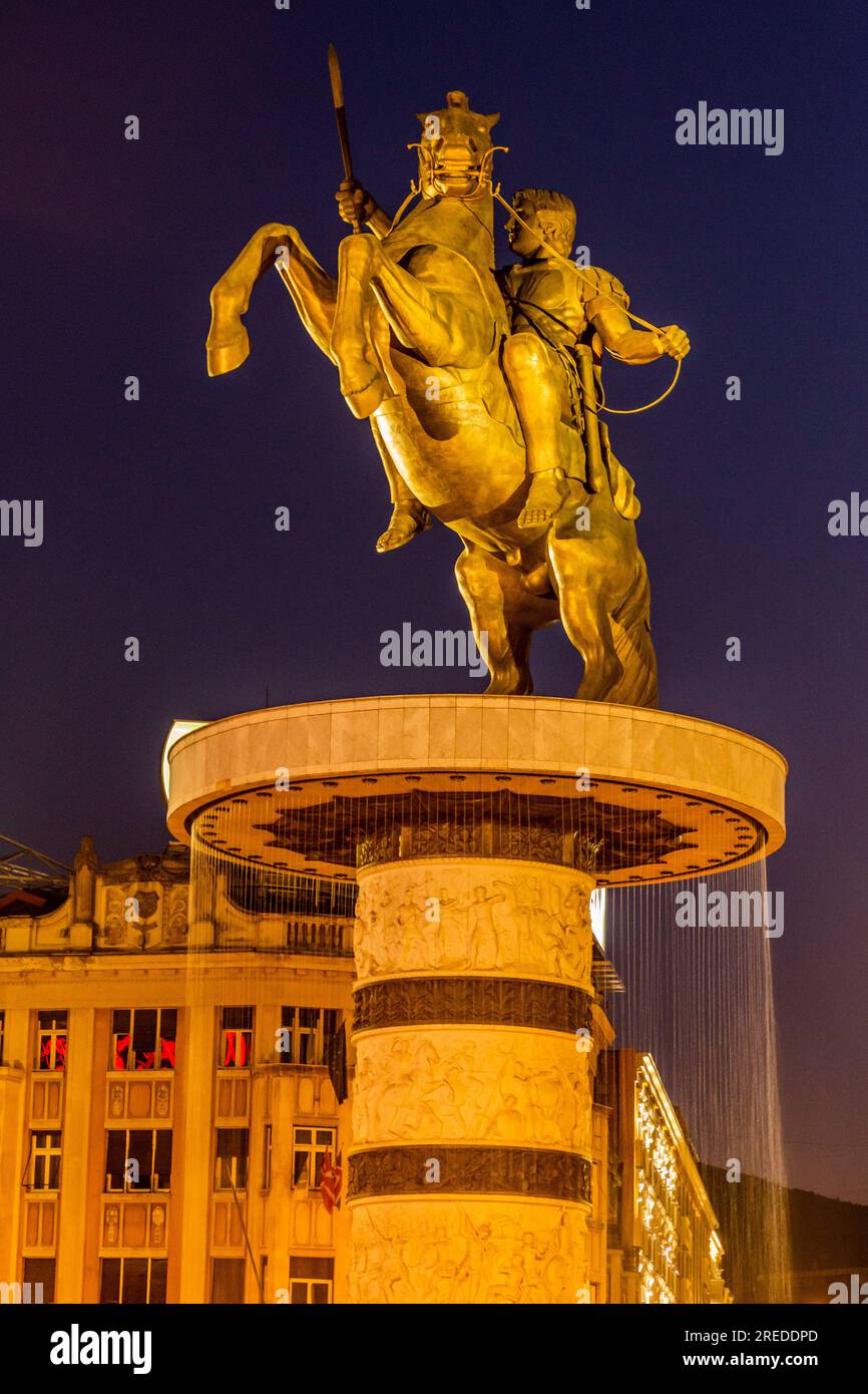 SKOPJE, MACÉDOINE DU NORD - 9 AOÛT 2019 : monument Alexandre le Grand (guerrier sur un cheval) sur la place de Macédoine à Skopje, Macédoine du Nord Banque D'Images