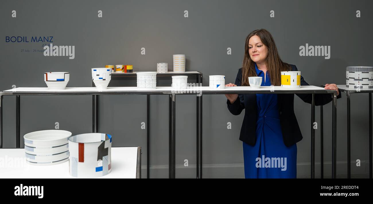 Un membre du personnel admire les céramiques de Bodil Manz exposées à la Scottish Gallery, Édimbourg, Écosse, Royaume-Uni Banque D'Images