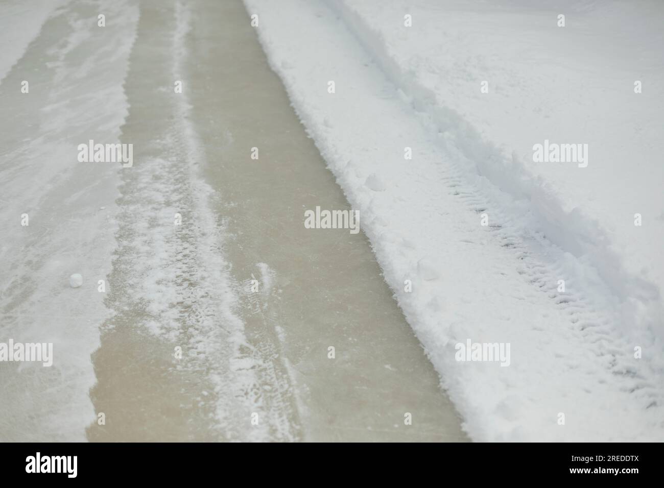 Glace dans la neige. Glace dans le stade de hockey. Texture de neige. Pièces de rouleau. Banque D'Images