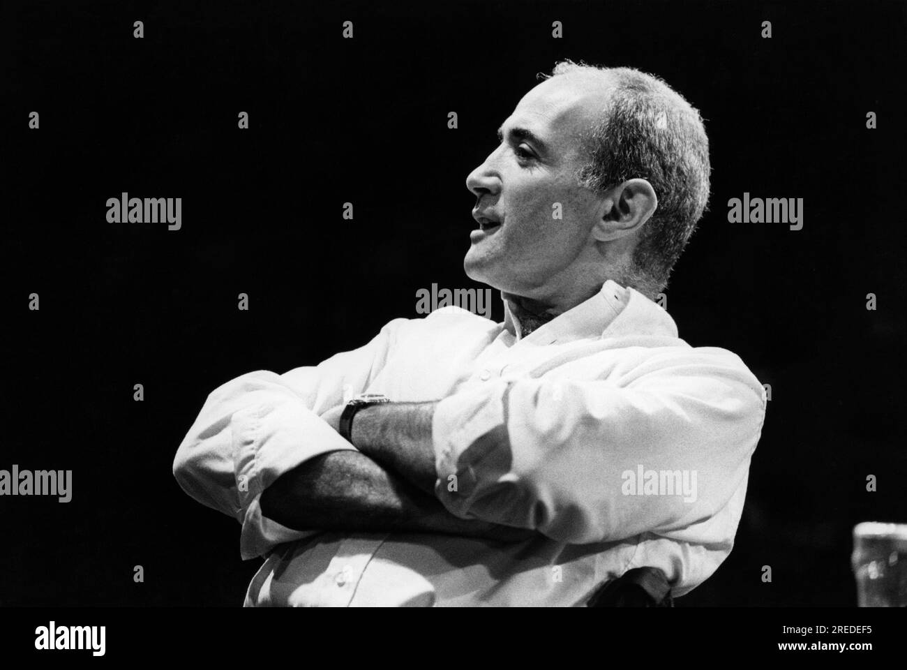 Mike Alfreds metteur en scène, adaptateur et traducteur de théâtre anglais. Photographié lors d'une répétition générale sur scène des années 1980. Banque D'Images