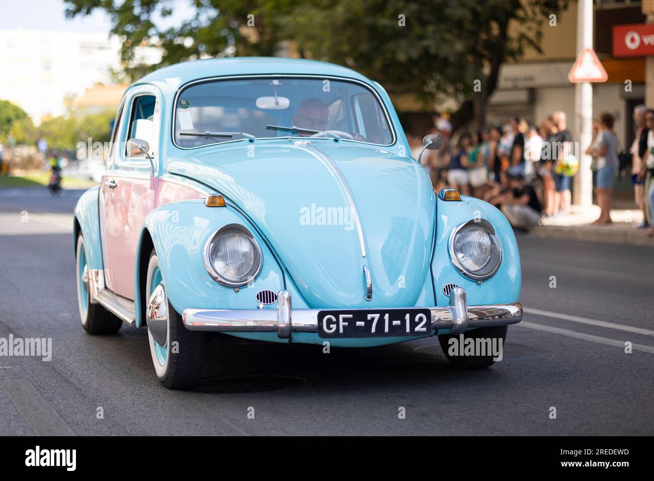 FARO, PORTUGAL, 24 juillet 2023 : vue rapprochée d'une voiture vintage vw Beetle bleu clair restaurée. Banque D'Images