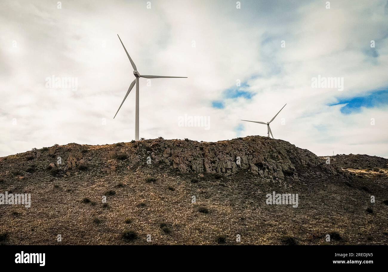 (230727) -- JOHANNESBURG, 27 juillet 2023 (Xinhua) -- cette photo prise le 25 juillet 2023 montre des éoliennes du projet éolien de AAR à de AAR, en Afrique du Sud. La capacité installée du projet éolien de AAR investi par la société chinoise Longyuan Power et ses partenaires sud-africains est de 244,5 mégawatts (MW), Qui peut fournir de manière stable une énergie propre d'environ 760 gigawattheure (GWh) par an, ce qui équivaut à économiser plus de 200 000 tonnes métriques de charbon standard, réduisant les émissions de dioxyde de carbone de 700 000 tonnes métriques. (Photo de Yeshiel Panchia/Xinhua) Banque D'Images