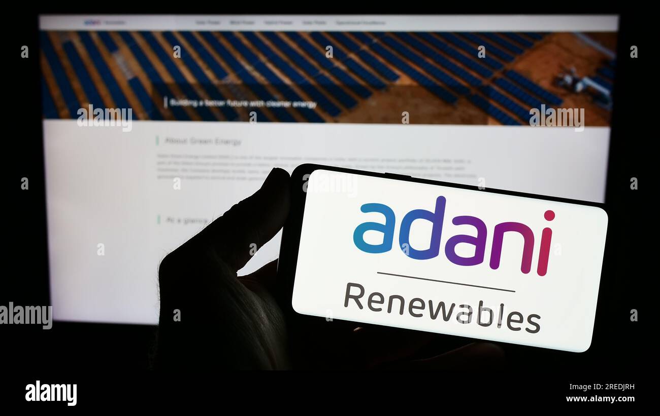 Personne tenant le smartphone avec le logo de la société indienne Adani Green Energy Limited sur l'écran en face du site Web. Concentrez-vous sur l'affichage du téléphone. Banque D'Images