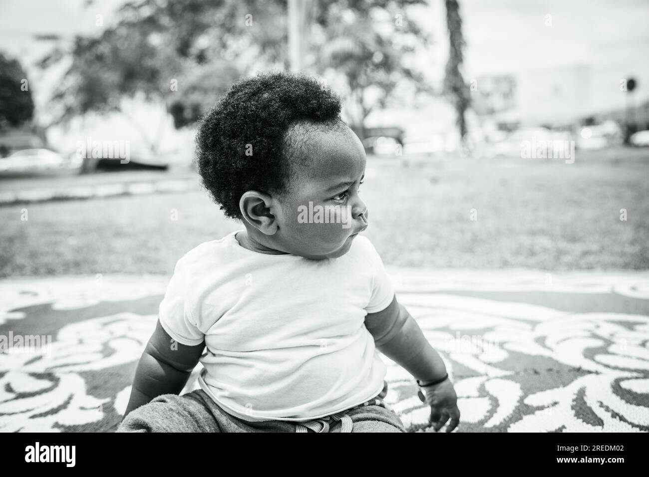 Portrait d'un nouveau-né africain regardant autour, photo en noir et blanc Banque D'Images