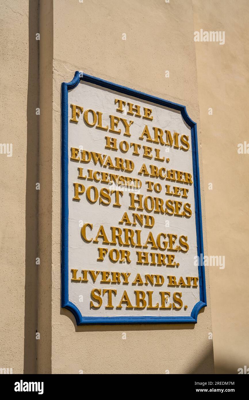 Vieux panneau sur le mur de Folley Arms Hotel. Maintenant un pub Wetherspoons Banque D'Images