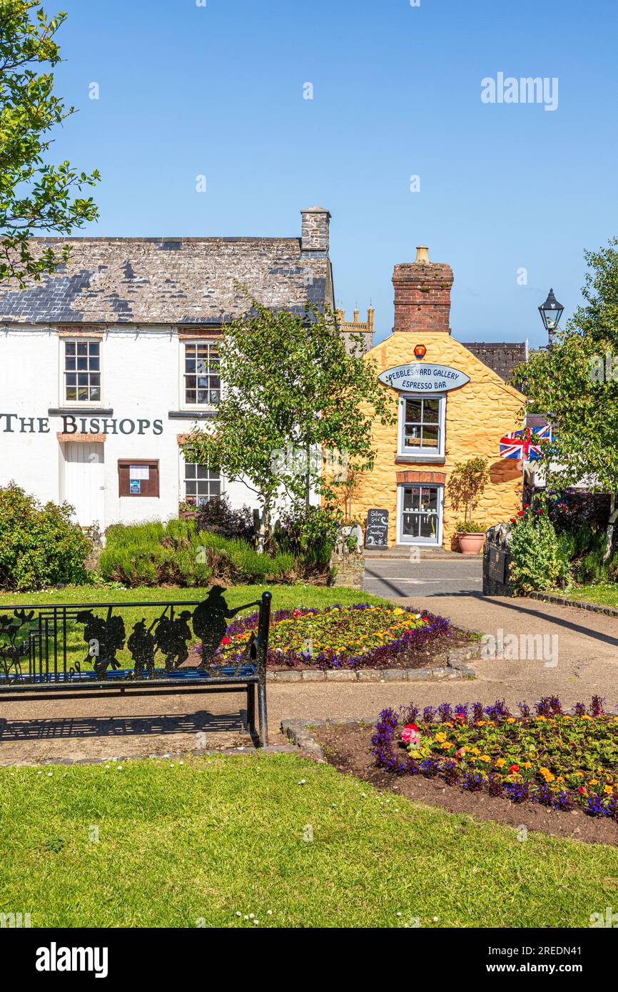 The Cross Square dans la ville de St Davids dans le parc national de la côte du Pembrokeshire, West Wales UK. Pub Bishops et galerie Pebble Yard. Banque D'Images