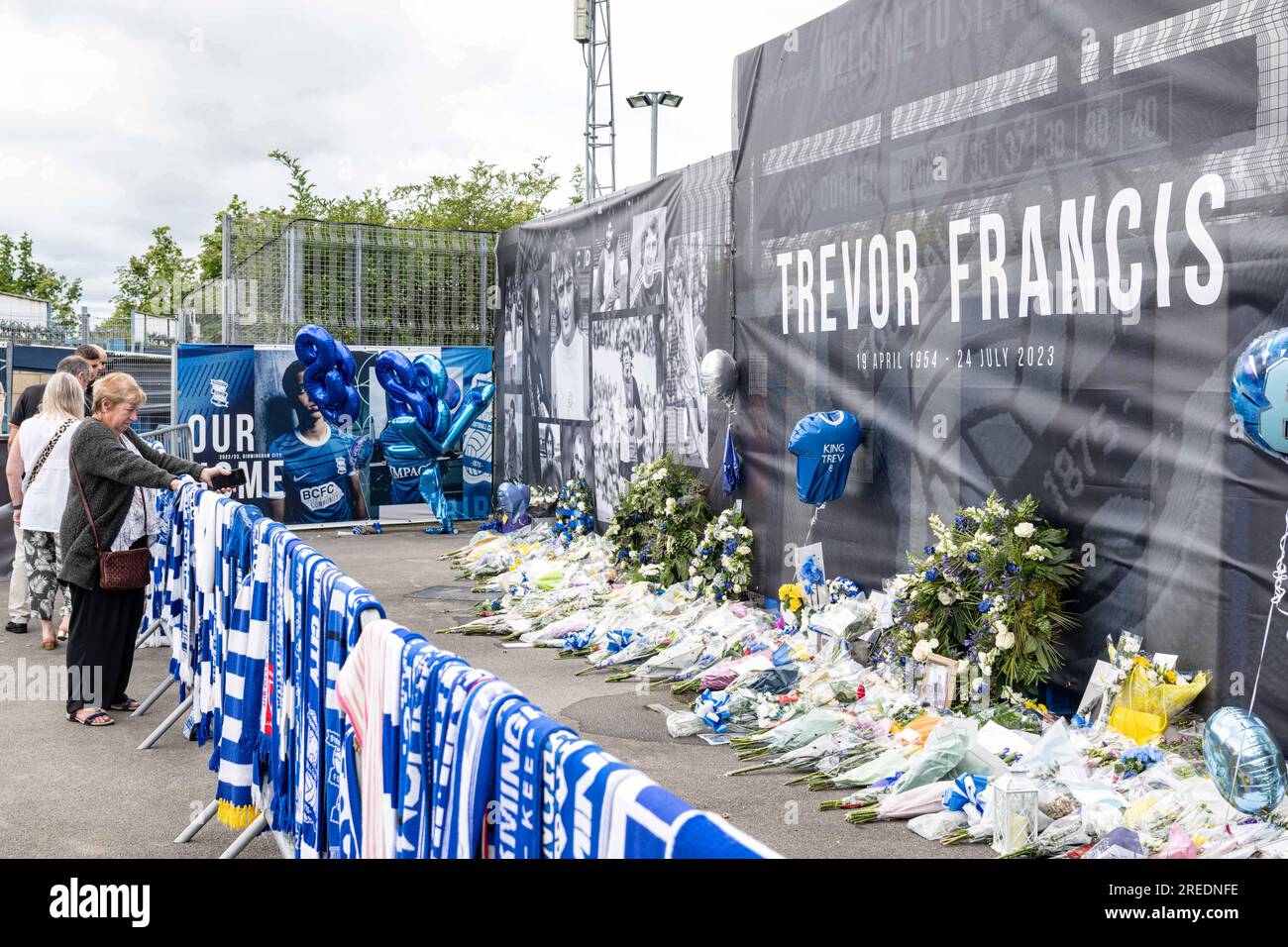 27 juillet 2023 : Birmingham City FC, stade St Andrews, Midlands, Angleterre : Trevor Francis, Birmingham City, St Andrews, hommage, fans réfléchissant sur la vie d'un héros local Banque D'Images