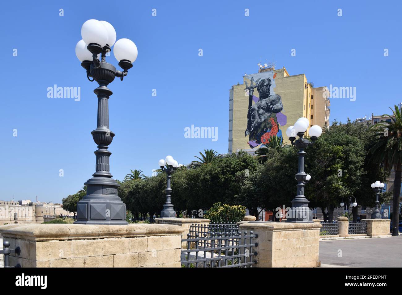 Peinture murale du Dieu romain de la mer Neptune sur un grand bâtiment dans la ville de Tarente, Italie du Sud Banque D'Images