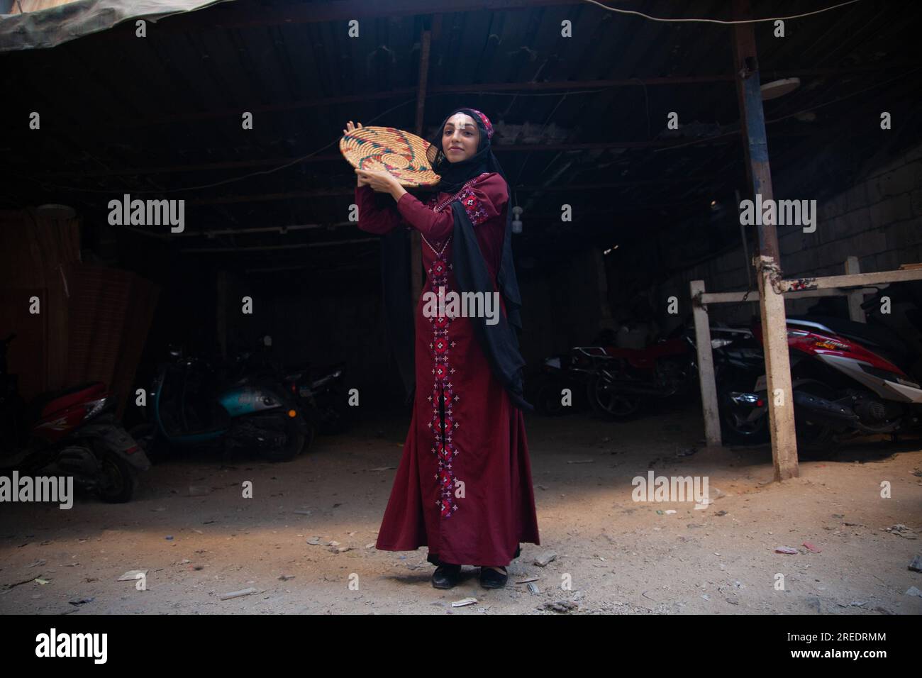 BEIRUTE, BE - 12.07.2023 : CAMP DE RÉFUGIÉS DU LIBAN - camp de réfugiés du Liban. Une fille palestinienne en robe traditionnelle commence une danse traditionnelle. Camp de réfugiés de Shatila - Beyrouth - Liban (photo : Nicolò Ongaro/Fotoarena) Banque D'Images