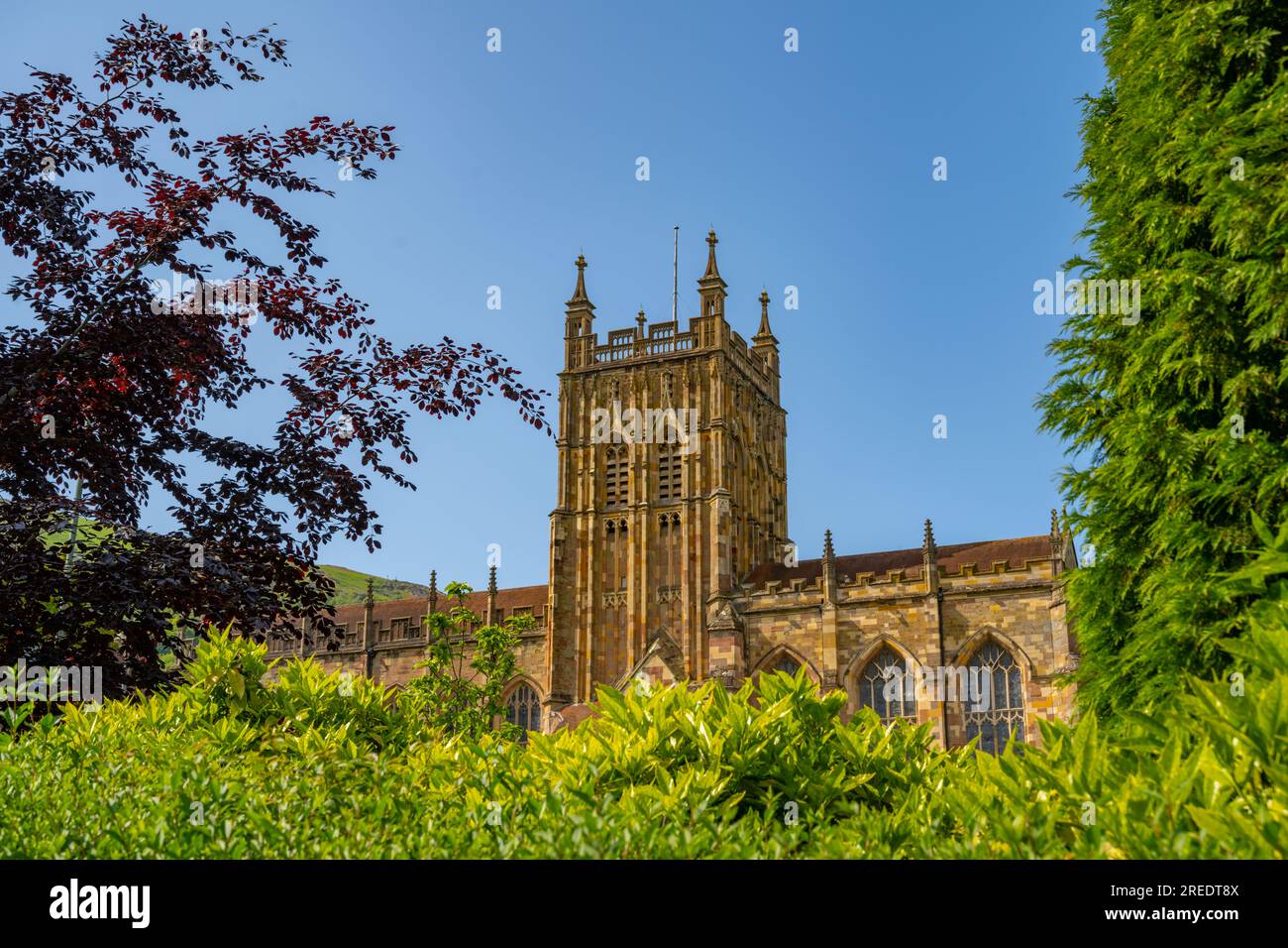 Regardant vers le haut mat l'église du prieuré dans grand Malvern Banque D'Images