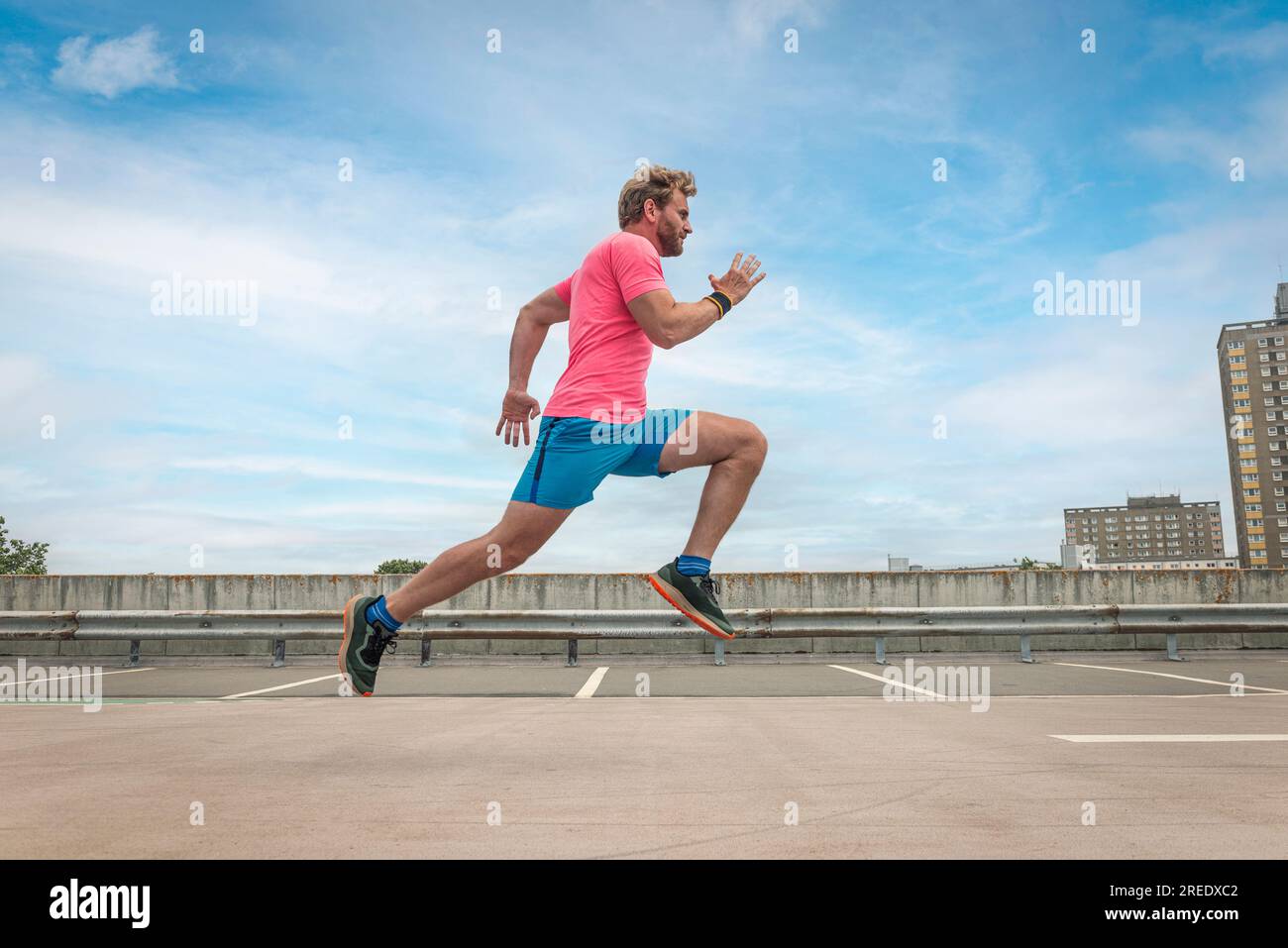 FIT sportif homme running, fond urbain Banque D'Images