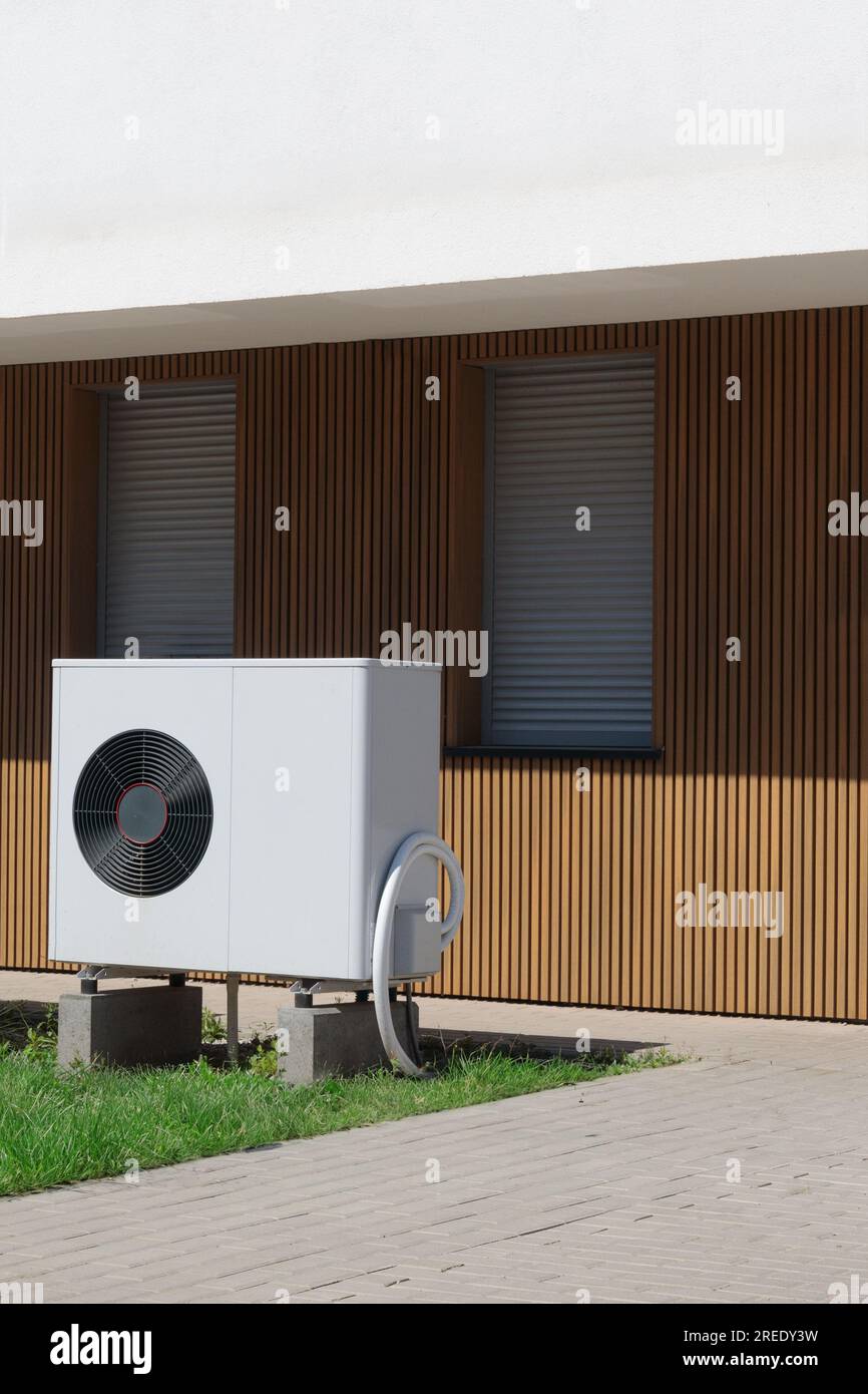 Plan vertical d'une pompe à chaleur à source d'air, une solution de chauffage durable, installée dans un pool House résidentiel. Banque D'Images
