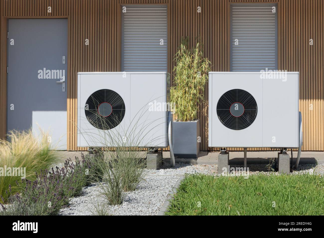 Une paire de thermopompes à air, une solution de chauffage domestique écologique, installée dans une propriété résidentielle contemporaine. Banque D'Images