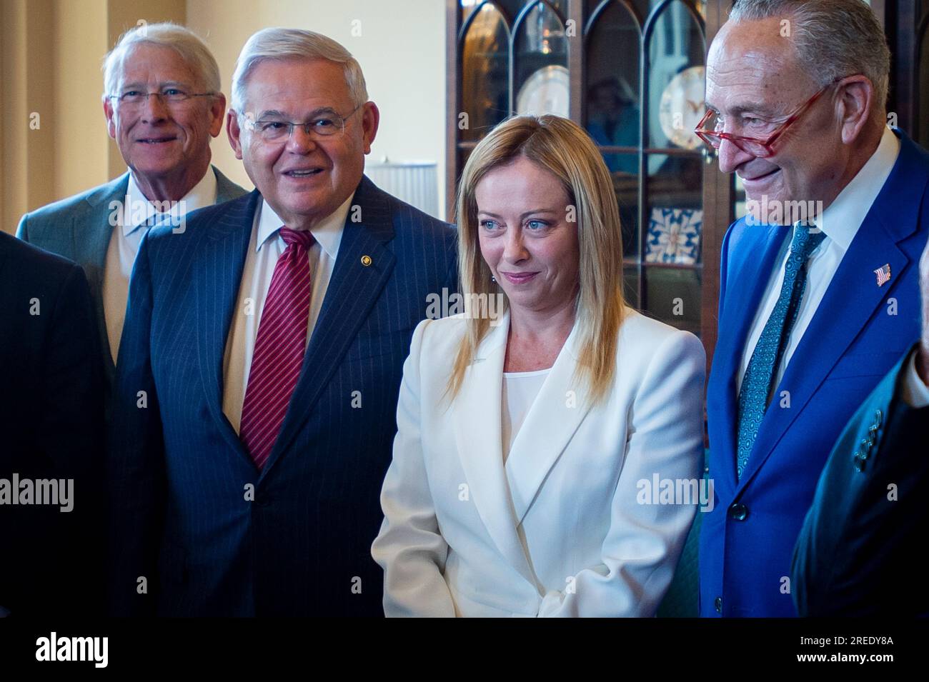 Washington, Vereinigte Staaten. 27 juillet 2023. Le Premier ministre italien Giorgia Meloni, deuxième à partir de la droite, est rejoint par le leader de la majorité sénatoriale des États-Unis Chuck Schumer (démocrate de New York), à droite, le sénateur américain Roger Wicker (républicain du Mississippi), à gauche, le sénateur américain Bob Menendez (démocrate du New Jersey), deuxième à gauche, Et un groupe bipartite de sénateurs pour une réunion au Capitole des États-Unis à Washington, DC, jeudi 27 juillet 2023. Crédit : Rod Lamkey/CNP/dpa/Alamy Live News Banque D'Images